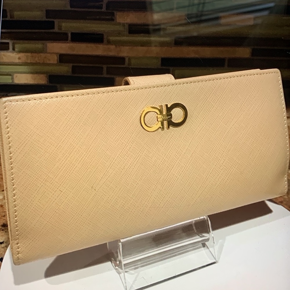 Salvatore Ferragamo Beige Leather Continental Wallet with Gold Logo - Picture 2 of 12